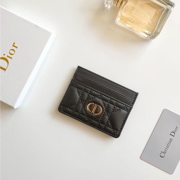 The Dior five-card holder is a new wallet for this season. - Picture 1 of 5